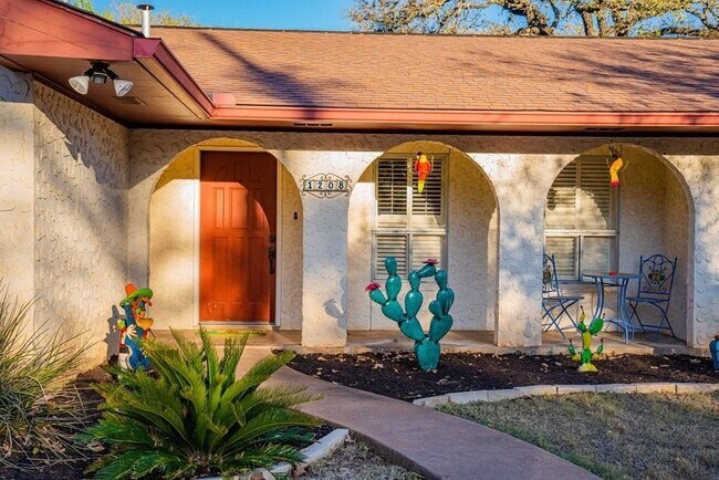 Building Photo - 1208 Crenwelge Dr