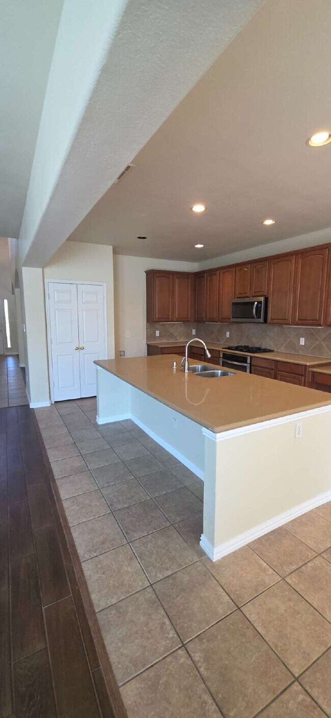 Building Photo - Expansive Mansfield Home with 5 Bedrooms, ...