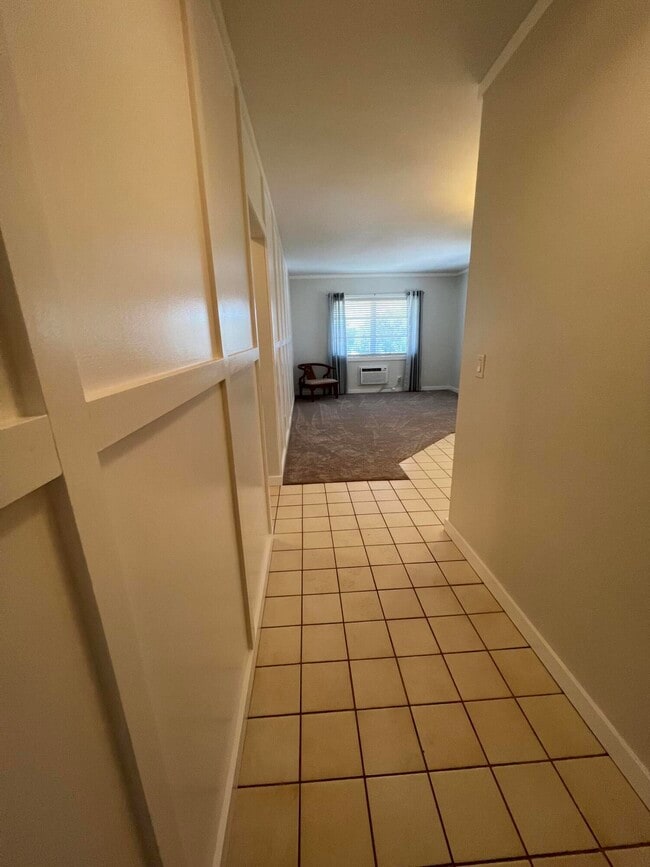 Building Photo - 1050 E Sample Rd