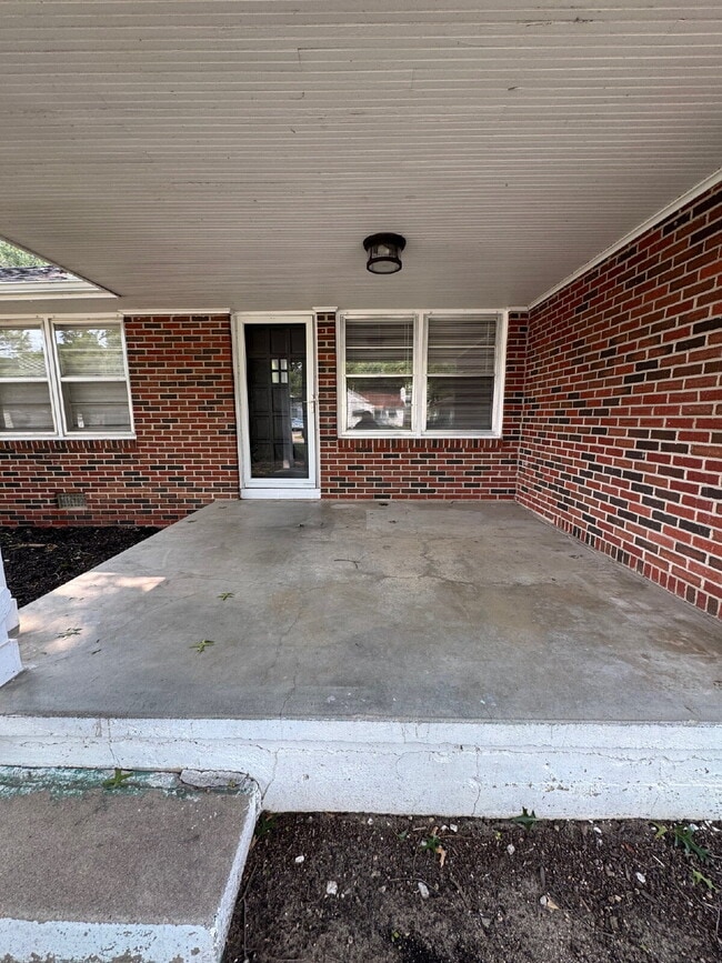Building Photo - 1453 N Old Manor Rd