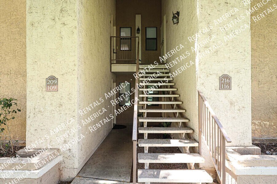 Building Photo - 2146 W Isabella Ave