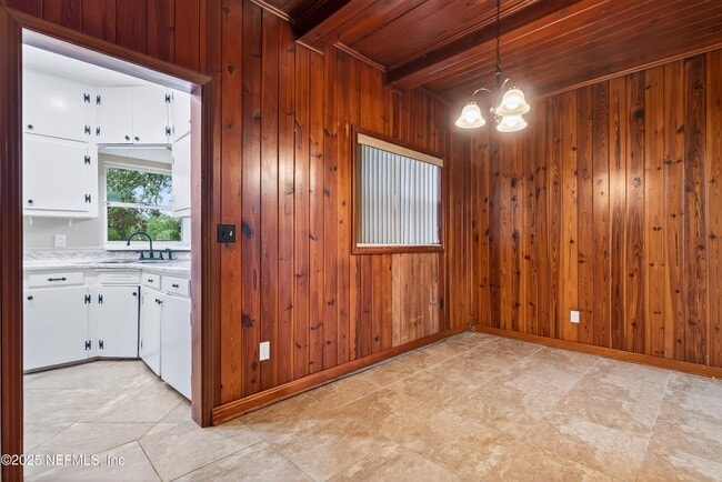 Building Photo - 6190 Mercer Cir E