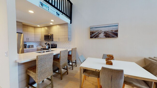 Building Photo - Bright 3 Bed 2 Bath Condo Available for Long Term Lease