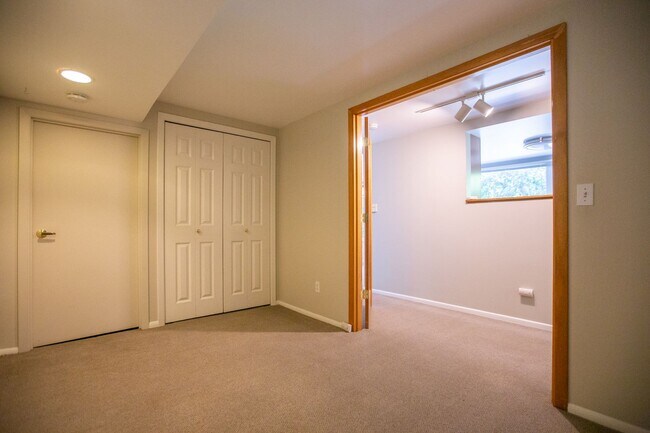 Building Photo - Mid Century 3 Bedroom Home Available Now i...