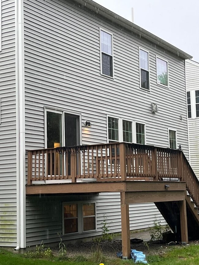 Building Photo - Large Executive 5 Br 3.5 Bath Home in Weym...