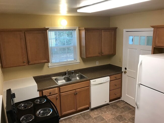 Building Photo - Three Bedroom in the Heart of Five Points