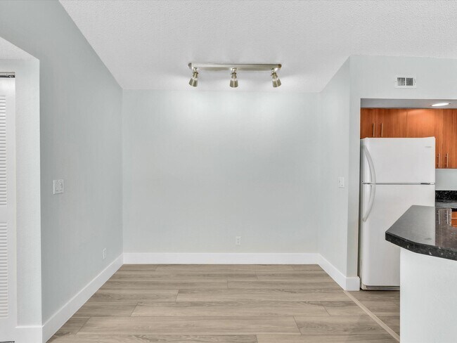 Building Photo - 731 Vista Isles Dr