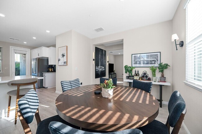Building Photo - Beautiful 3 Bedroom Home with Updated Finishes & 2-Car Garage!