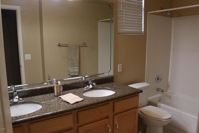 Building Photo - 875 W Aloe Pl