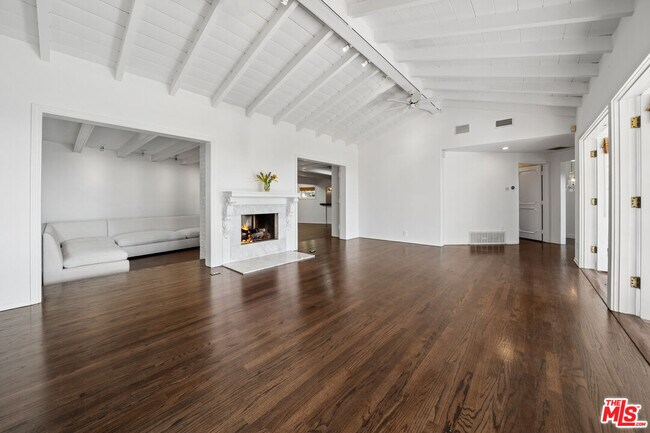 Building Photo - 8050 Mulholland Dr