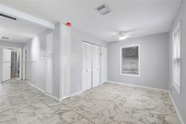 Building Photo - 901 NE 38th St