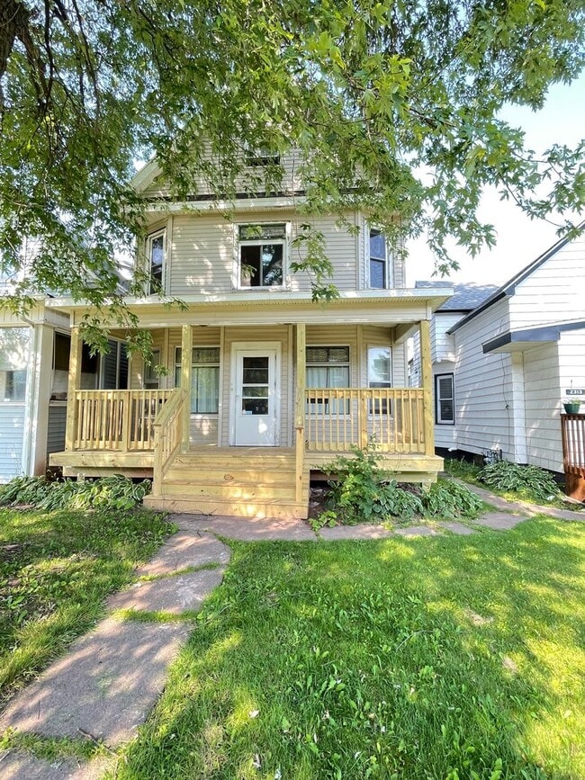 Building Photo - 2315 Oakes Ave