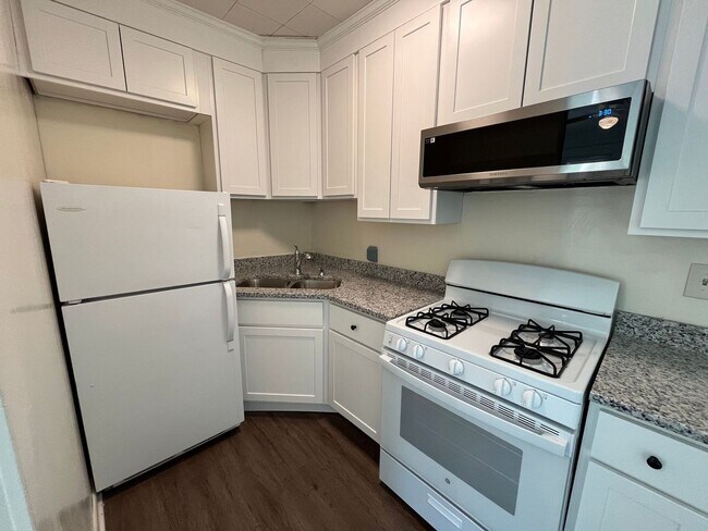 Building Photo - Spacious one bedroom 2nd floor apartment - Completely Remodeled!