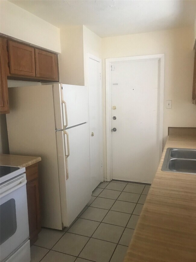 Building Photo - 7311 Caracas Dr