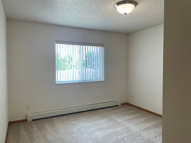 Building Photo - 2 Bedroom 2 Bath - South Fargo - July 1st