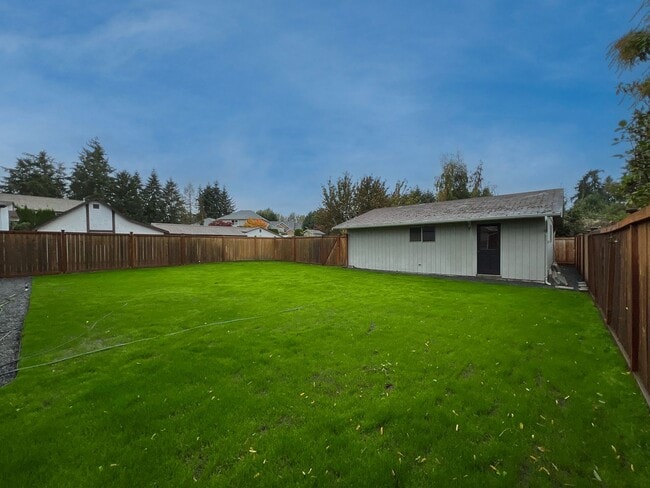 Building Photo - Adorable Three Bedrooom in Edgewood