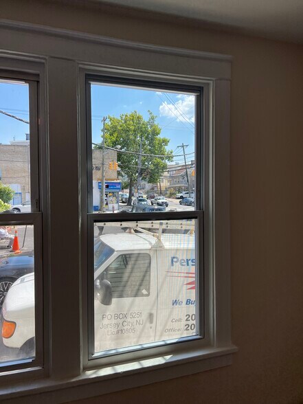 Building Photo - 706 S Ave W