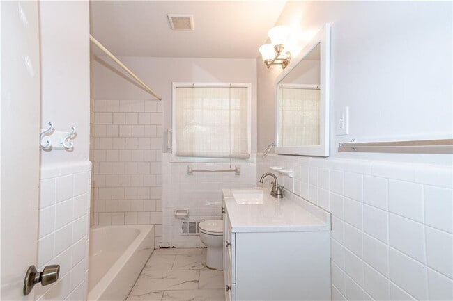 Building Photo - 207 Buchanan Terrace