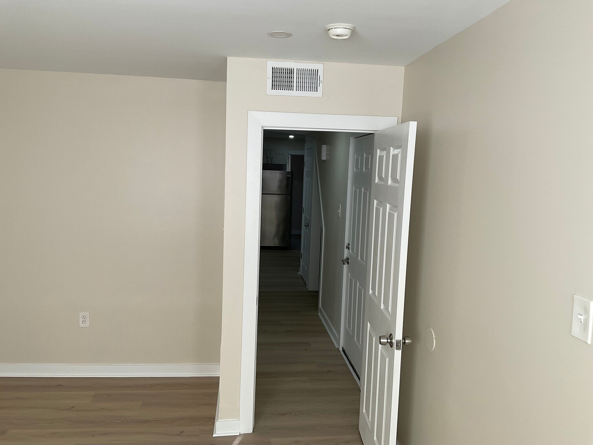 Building Photo - 903 Lindley Ave