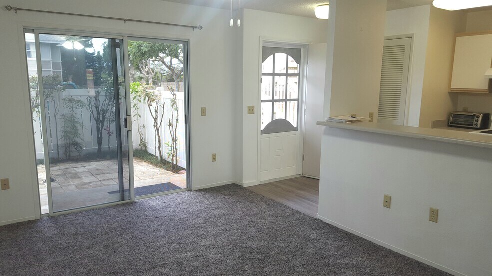 Access to courtyard from livingroom - 95-1001 Kaapeha St