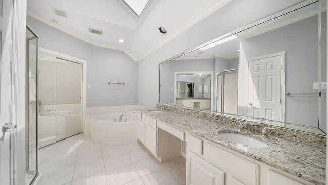 Building Photo - Welcome home to Alden Bridge, where comfort meets The Woodlands lifestyle!