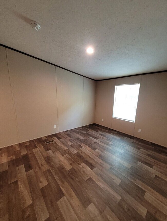 Building Photo - 165 Silver Cir