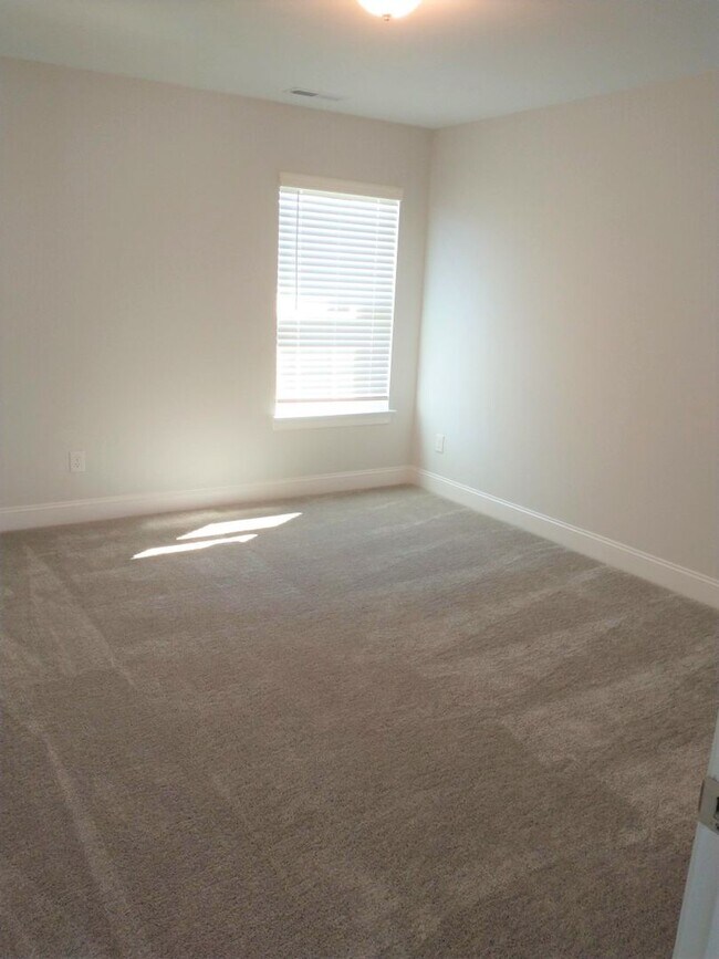 Building Photo - Beautiful Home in Gardner!  4 bedroom 3 fu...