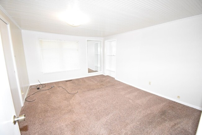 Building Photo - 2 Bedroom Home For Rent in The County!