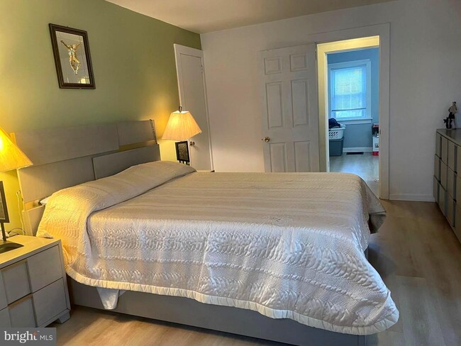 Building Photo - 695 W Kings Hwy