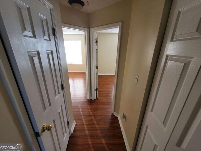 Building Photo - 5450 Twin Lakes Dr