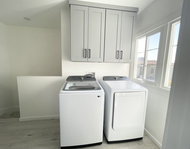 Washer/ Dryer - 1070 West Blvd