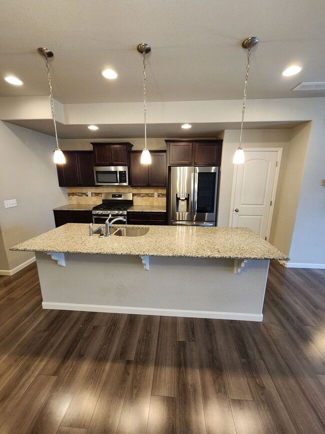 Building Photo - Beautiful Townhome