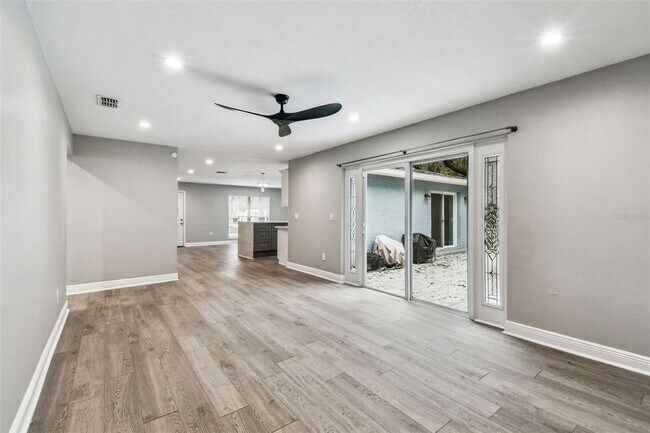 Building Photo - 6005 Lakeside Dr