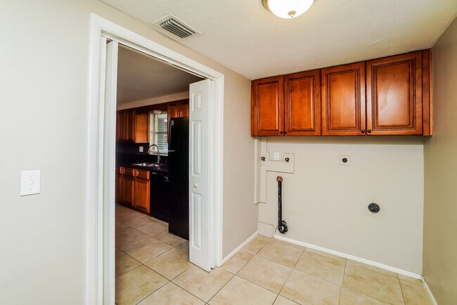 Building Photo - 11115 Areca Dr