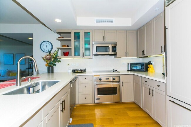 Building Photo - 1551 Ala Wai Blvd