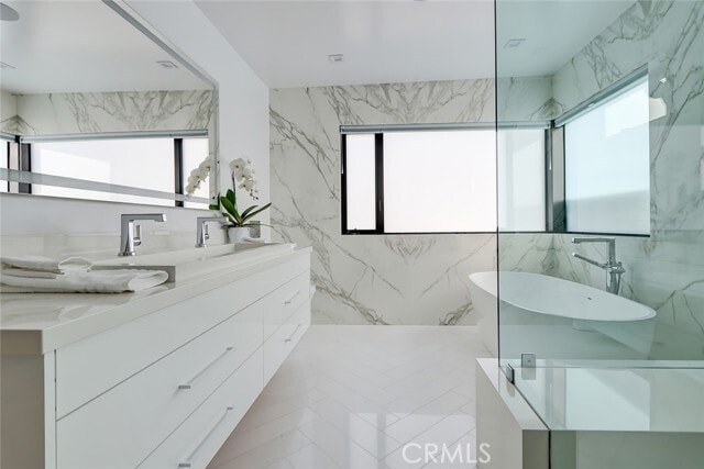 Building Photo - 1208 The Strand