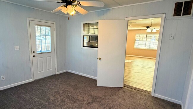 Building Photo - 2 Bedroom Home w/ Flex Room, fenced in yard - Close to base!!