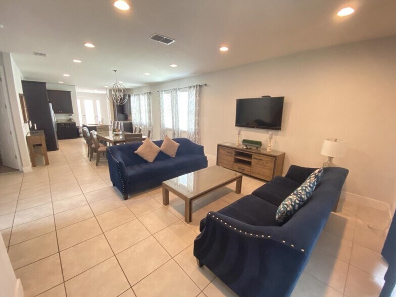 Building Photo - 350 Lasso Dr