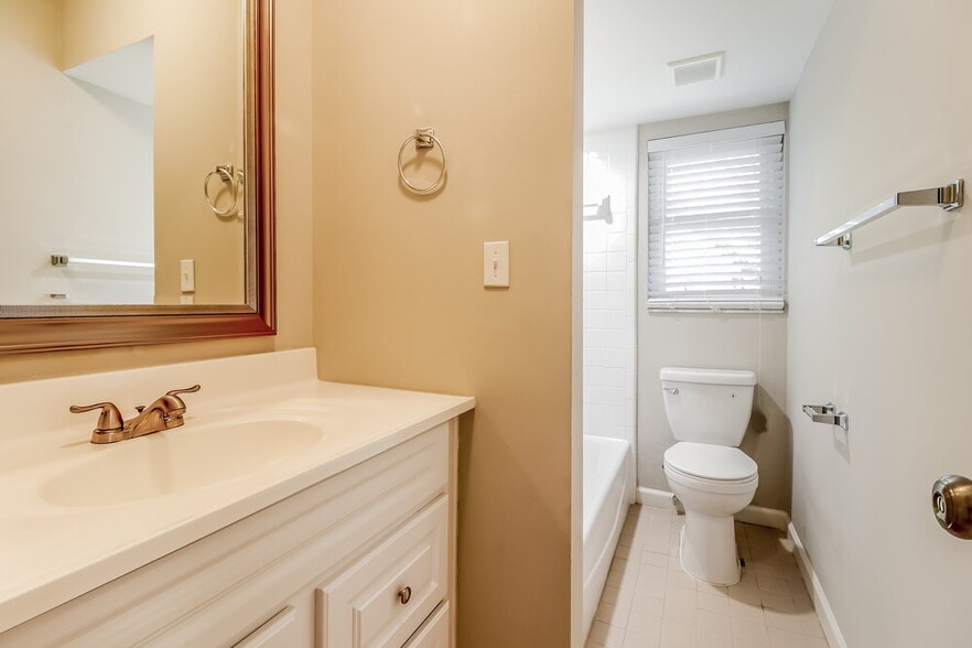 Building Photo - 15640 Little Ranch Rd