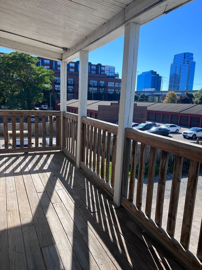 Building Photo - Bright Upper Two Bedroom Unit! Recently Remodeled!