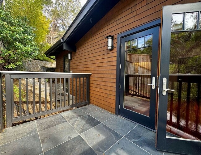 Building Photo - Private. Polished. Perfectly Larkspur.