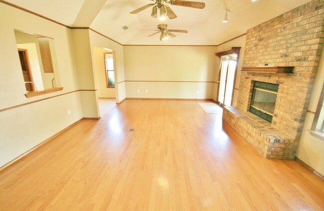 Building Photo - 3 Bed 2 Bath Home in Zia School District!