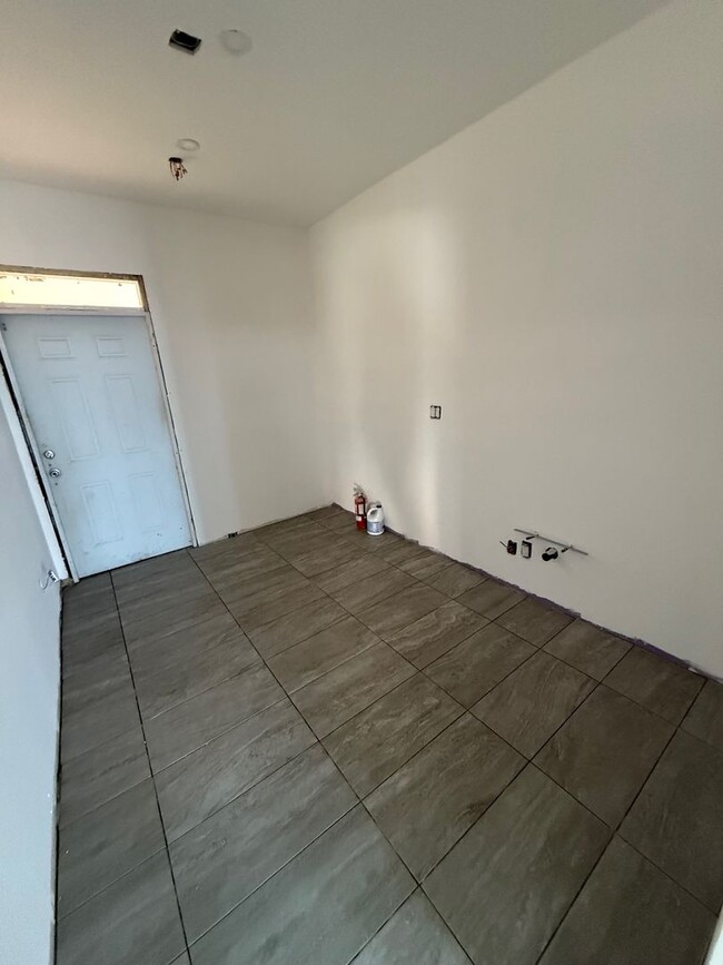 Building Photo - l1551