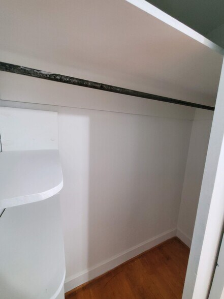 Building Photo - 301 W Lakeside Ave