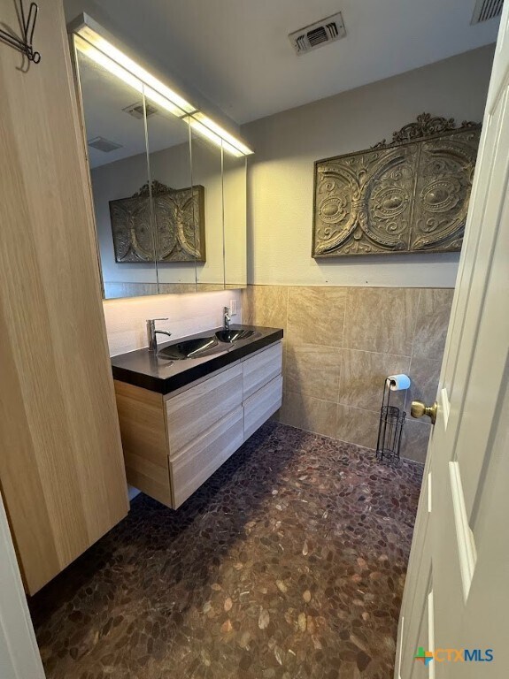 Building Photo - 901 Madrona Dr