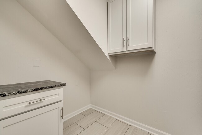 Building Photo - Overton Park Duplex!