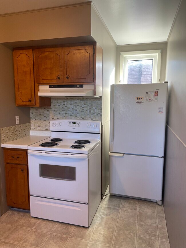 Building Photo - 556 E 5th St