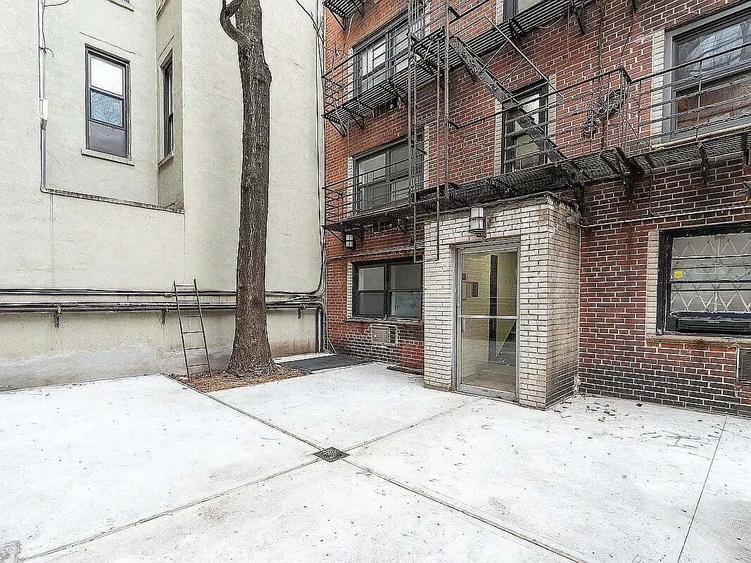 Building Photo - 32 Cornelia St