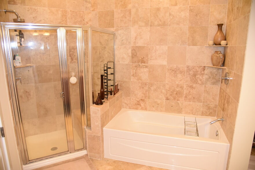 Tub and Shower in Master Bathroom - 2200 N Westmoreland St