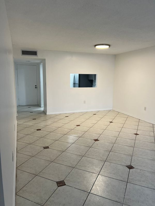 Building Photo - 10525 SW 112th Ave